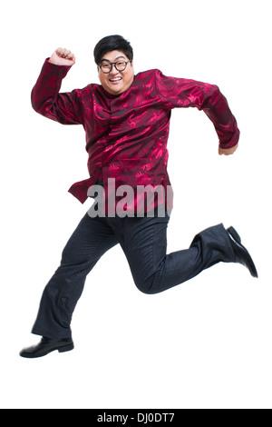Mollige junge Mann im Tang Anzug springen aufgeregt Stockfoto
