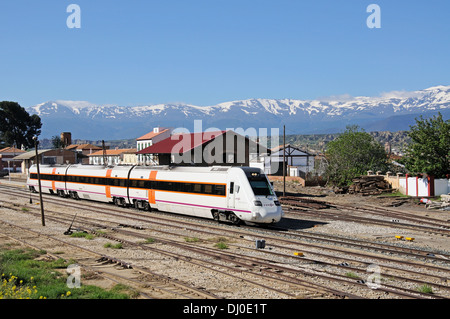 RENFE S-598 Mittelstrecke Zug verlassen Sie den Bahnhof, Guadix, Provinz Granada, Andalusien, Spanien, Westeuropa. Stockfoto