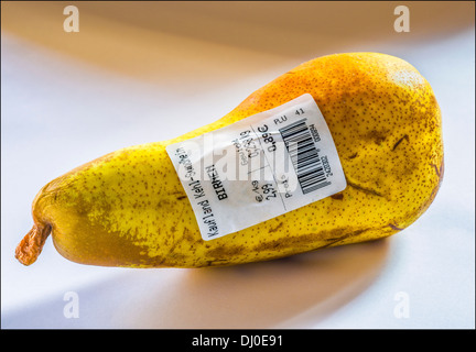 Eine Birne mit deutschen Barcode-Label zeigt Gewicht und Preis in Euro Stockfoto