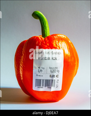 Eine rote Paprika mit deutschen Barcode-Label zeigt Gewicht und Preis in Euro Stockfoto