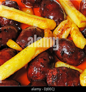 Mini-Chorizo-Würste und gechipt Kartoffeln in Olivenöl Tapas, Spanien, Westeuropa. Stockfoto