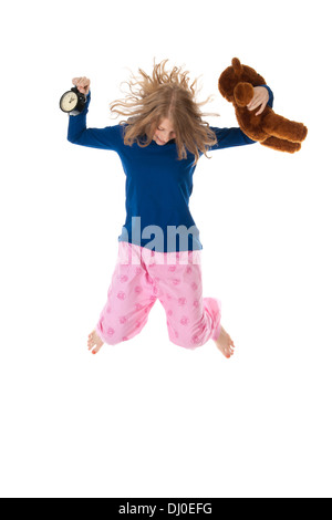 Junge Frau springt in blau und rosa Schlafanzug Stockfoto