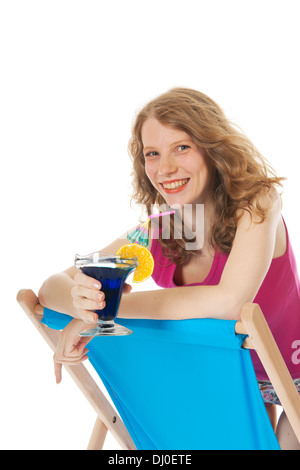 Younb blonde Frau mit Luxus cocktail am Strand Stockfoto