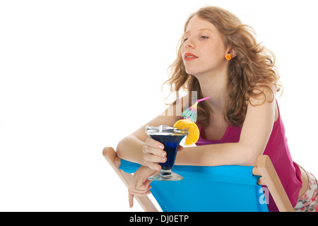 Younb blonde Frau mit Luxus cocktail am Strand Stockfoto