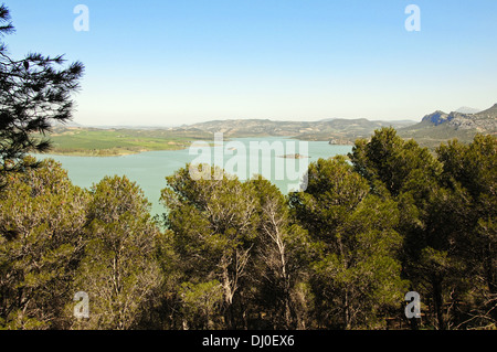 Blick über Guadalhorce Stausee (Embalse de Guadalhorce), in der Nähe von Ardales, Provinz Malaga, Andalusien, Spanien. Stockfoto