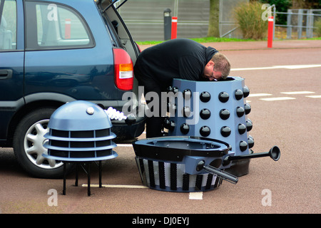 Ray Hyde von Barnsley baut eines der 20 Daleks angezeigt bei der Veranstaltung "Wissenschaft von den Timelords" The National Space Centre in Leicester montiert sind Stockfoto