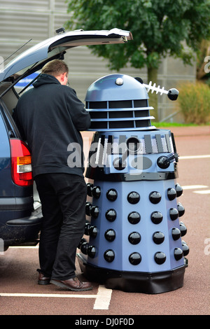 Ray Hyde von Barnsley baut eines der 20 Daleks angezeigt bei der Veranstaltung "Wissenschaft von den Timelords" in The National Space Centre in Leicester zu feiern den 50. Jahrestag der Dr Who montiert sind. Stockfoto