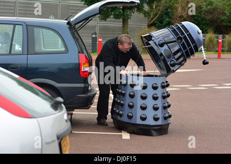 Ray Hyde von Barnsley baut eines der 20 Daleks angezeigt bei der Veranstaltung "Wissenschaft von den Timelords" The National Space Centre in Leicester montiert sind. Stockfoto