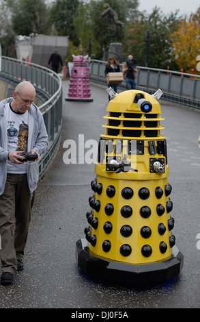 Ankunft in der "Wissenschaft von den Timelords" Veranstaltung in The National Space Centre in Leicester zu feiern den 50. Jahrestag der Dr Who Daleks. Stockfoto