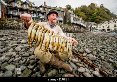 Fischräucherei und maritime Historiker Mike Smylie mit traditionell geräucherte Heringe auf dem Clovelly Hering Festival Devon UK Stockfoto