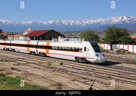 RENFE S-598 Mittelstrecke Zug verlassen Sie den Bahnhof, Guadix, Provinz Granada, Andalusien, Spanien, Westeuropa. Stockfoto