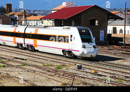 RENFE S-598 Mittelstrecke Zug verlassen Sie den Bahnhof, Guadix, Provinz Granada, Andalusien, Spanien, Westeuropa. Stockfoto