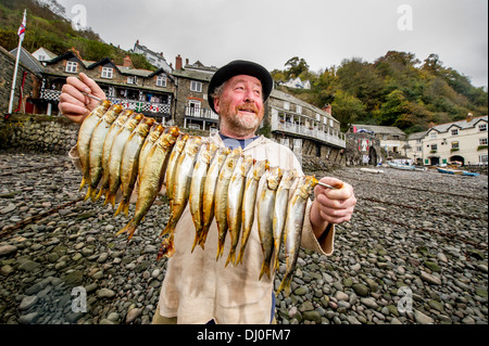 Fischräucherei und maritime Historiker Mike Smylie mit traditionell geräucherte Heringe auf dem Clovelly Hering Festival Devon UK Stockfoto