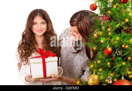 Glückliche Familie feiern Weihnachten zu Hause isoliert auf weißem Hintergrund, Weihnachtsbaum, genießen Sie festliche Geschenke Stockfoto