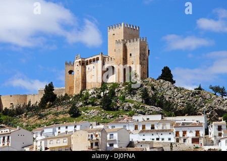 Blick auf die Burg (Castillo de los fajardo) und Stadt, Velez Blanco, der Almeria Provinz, Andalusien, Spanien, Europa. Stockfoto