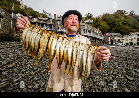 Fischräucherei und maritime Historiker Mike Smylie mit traditionell geräucherte Heringe auf dem Clovelly Hering Festival Devon UK Stockfoto