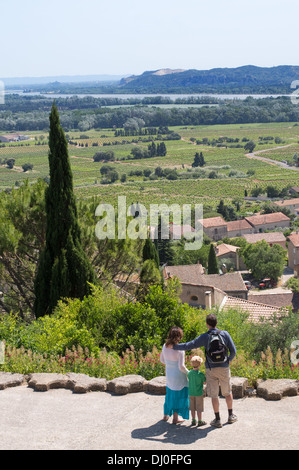 Junge Familie Blick über Weinberge in Richtung Rhonetal von Chateauneuf du Pape, Frankreich, Europa Stockfoto