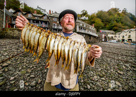 Fischräucherei und maritime Historiker Mike Smylie mit traditionell geräucherte Heringe auf dem Clovelly Hering Festival Devon UK Stockfoto