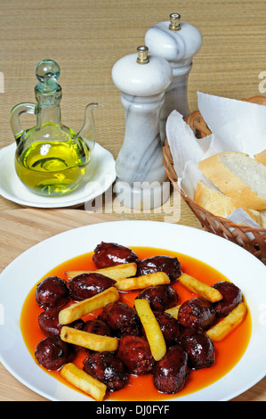 Mini-Chorizo-Würste und gechipt Kartoffeln in Olivenöl Tapas, Costa Del Sol, Provinz Malaga, Andalusien, Spanien, Westeuropa. Stockfoto