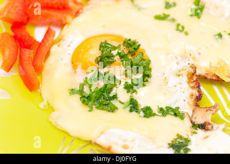 Spiegelei mit Käse und Paprika auf einem Teller Stockfoto