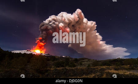 Magnifica eruzione del Vulcano Etna. Colate di Lava ed esplosioni tengono svegli tutti i Siciliani. Credit: Wead/Alamy leben Nachrichten Stockfoto