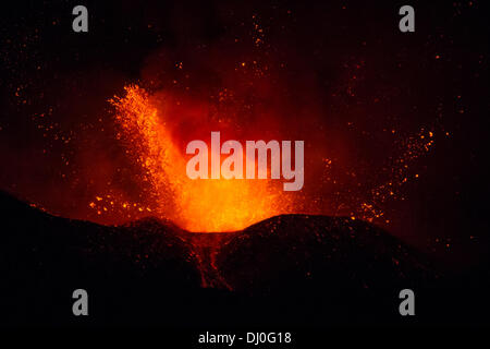 Magnifica eruzione del Vulcano Etna. Colate di Lava ed esplosioni tengono svegli tutti i Siciliani. Credit: Wead/Alamy leben Nachrichten Stockfoto