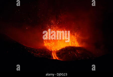 Magnifica eruzione del Vulcano Etna. Colate di Lava ed esplosioni tengono svegli tutti i Siciliani. Credit: Wead/Alamy leben Nachrichten Stockfoto