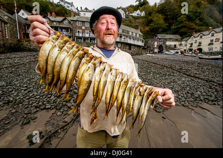 Fischräucherei und maritime Historiker Mike Smylie mit traditionell geräucherte Heringe auf dem Clovelly Hering Festival Devon UK Stockfoto