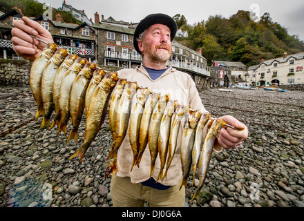 Fischräucherei und maritime Historiker Mike Smylie mit traditionell geräucherte Heringe auf dem Clovelly Hering Festival Devon UK Stockfoto