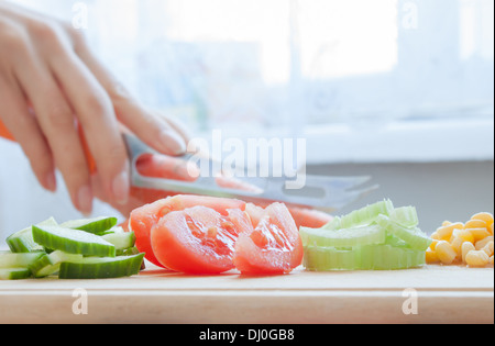 Hände halten Messer hacken Gemüse in der Küche, Zutaten zum Kochen Salat, [Essen Nahaufnahme] Stockfoto