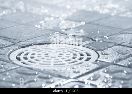 Bodenablauf, fließendes Wasser in der Dusche, getönt schwarz / weißes Bild Stockfoto