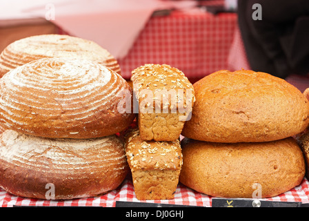 Sortiment von gebackenem Brot auf Tisch Stockfoto