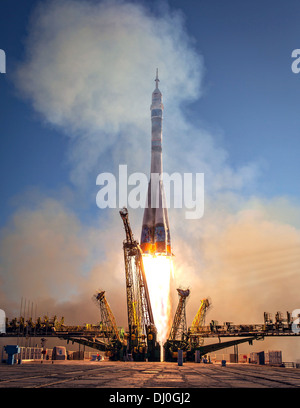 Die Sojus TMA - 11M Raketenstarts mit Expedition 38 Sojus-Kommandant Mikhail Tyurin von Roskosmos, Flight Engineer Rick Mastracchio der NASA und Flugingenieur Koichi Wakata der Japan Aerospace Exploration Agency onboard 7. November 2013 auf dem Kosmodrom Baikonur, Kasachstan. Tyurin, Mastracchio, und Wakata verbringen die nächsten sechs Monate an Bord der internationalen Raumstation ISS. Stockfoto