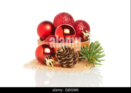 Rote Weihnachtskugeln isoliert auf weiss Stockfoto