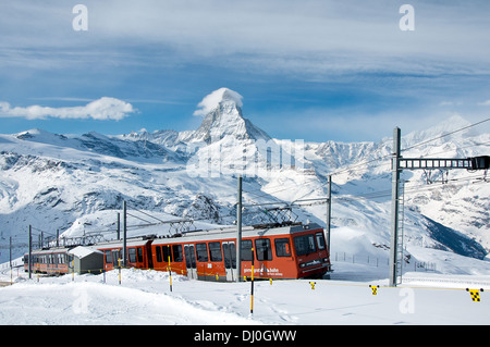 ZERMATT - Januar 17: Rote Zug Klettern bis Gornergrat Station am 17. Januar 2013 in Zermatt in der Schweiz. Der Gornergrat Stockfoto