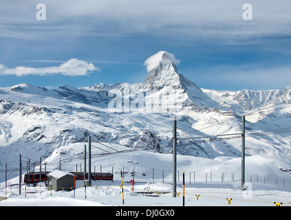 ZERMATT - Januar 17: Rote Zug Klettern bis Gornergrat Station am 17. Januar 2013 in Zermatt in der Schweiz. Der Gornergrat Stockfoto