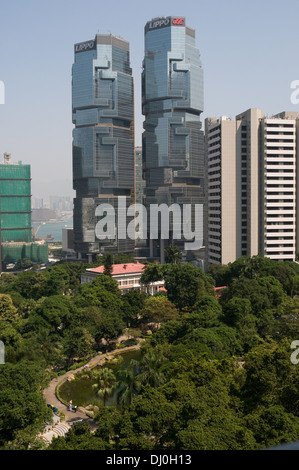 Die Aussicht von der Spitze der Aussichtsturm im Hong Kong Park auf die Zwillingstürme der Lippo Gebäude. Stockfoto