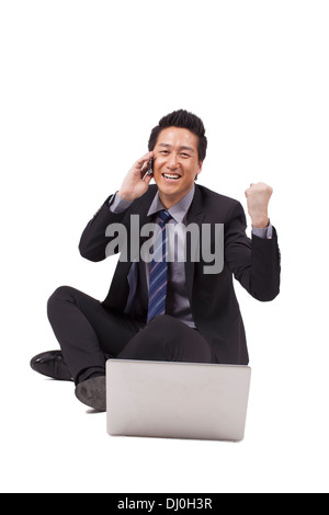 Junge Unternehmer mit Laptop und phono Stockfoto
