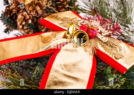 Weihnachten Dekoration Ribbon und Glocken mit Tanne Zweig. Stockfoto