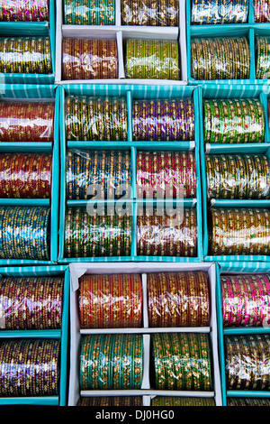 Indische Glas Armreifen auf einem Marktstand in Indien Stockfoto