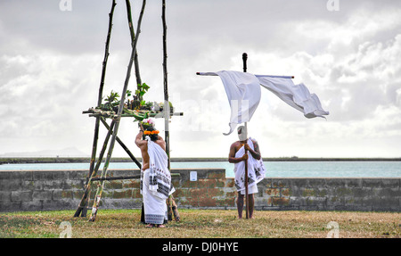 Gebürtigen Hawaiianer zeigt eine traditionelle hawaiische bietet dem Gott Lono während des KapuaiÕkaula Makahiki oder Hawaiian Thanksgiving-Fest am Hickam Harbor Beach 2. November 2013 in Pearl Harbor, Hawaii. Die Asien-Feier ist eine Zeit der Danksagung für Naturen Geschenke erhielt von Land und Meer. Stockfoto