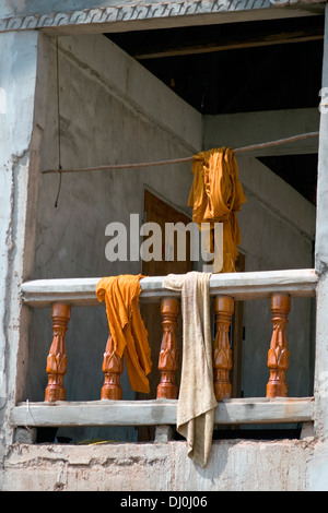 Orange Safranrisotto Roben hängen an Wohnräume buddhistischer Mönch in einem buddhistischen Tempel in Nong Khai (Kai), Thailand. Stockfoto