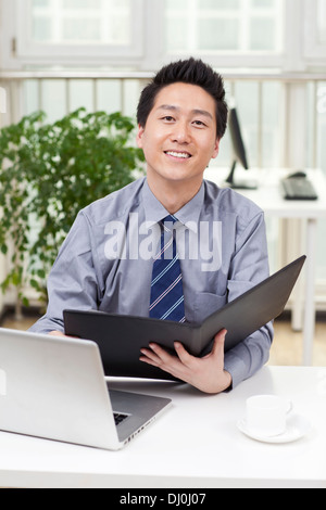 Nahaufnahme eines Unternehmers mit einem Laptop in einem Büro Stockfoto