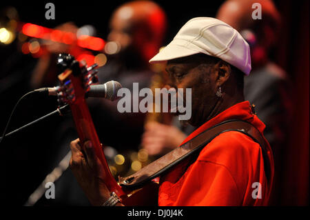 Sumperk, Tschechische Republik. 16. November 2013. Walter Wolfman Washington führt im Rahmen des Blues Alive Festival in Sumperk, Tschechische Republik, 16. November 2013. © Ludek Perina/CTK Foto/Alamy Live-Nachrichten Stockfoto