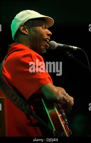 Sumperk, Tschechische Republik. 16. November 2013. Walter Wolfman Washington führt im Rahmen des Blues Alive Festival in Sumperk, Tschechische Republik, 16. November 2013. © Ludek Perina/CTK Foto/Alamy Live-Nachrichten Stockfoto