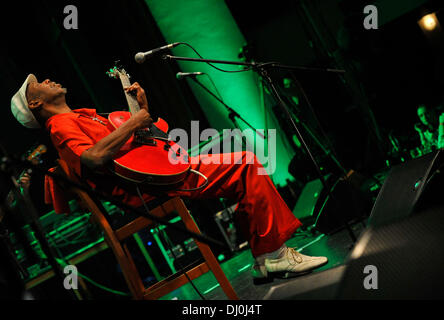 Sumperk, Tschechische Republik. 16. November 2013. Walter Wolfman Washington führt im Rahmen des Blues Alive Festival in Sumperk, Tschechische Republik, 16. November 2013. © Ludek Perina/CTK Foto/Alamy Live-Nachrichten Stockfoto