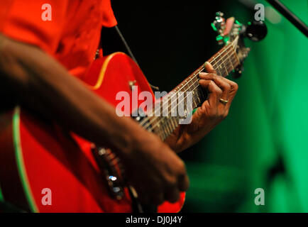 Sumperk, Tschechische Republik. 16. November 2013. Walter Wolfman Washington führt im Rahmen des Blues Alive Festival in Sumperk, Tschechische Republik, 16. November 2013. © Ludek Perina/CTK Foto/Alamy Live-Nachrichten Stockfoto