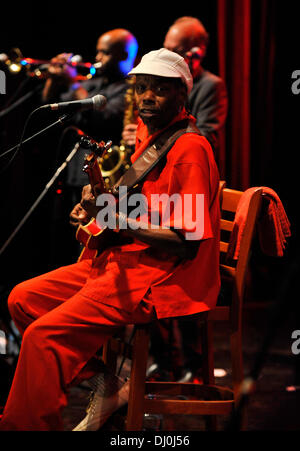 Sumperk, Tschechische Republik. 16. November 2013. Walter Wolfman Washington führt im Rahmen des Blues Alive Festival in Sumperk, Tschechische Republik, 16. November 2013. © Ludek Perina/CTK Foto/Alamy Live-Nachrichten Stockfoto