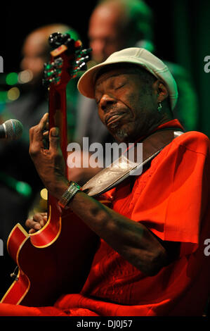 Sumperk, Tschechische Republik. 16. November 2013. Walter Wolfman Washington führt im Rahmen des Blues Alive Festival in Sumperk, Tschechische Republik, 16. November 2013. © Ludek Perina/CTK Foto/Alamy Live-Nachrichten Stockfoto