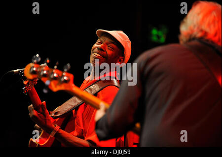 Sumperk, Tschechische Republik. 16. November 2013. Walter Wolfman Washington führt im Rahmen des Blues Alive Festival in Sumperk, Tschechische Republik, 16. November 2013. © Ludek Perina/CTK Foto/Alamy Live-Nachrichten Stockfoto